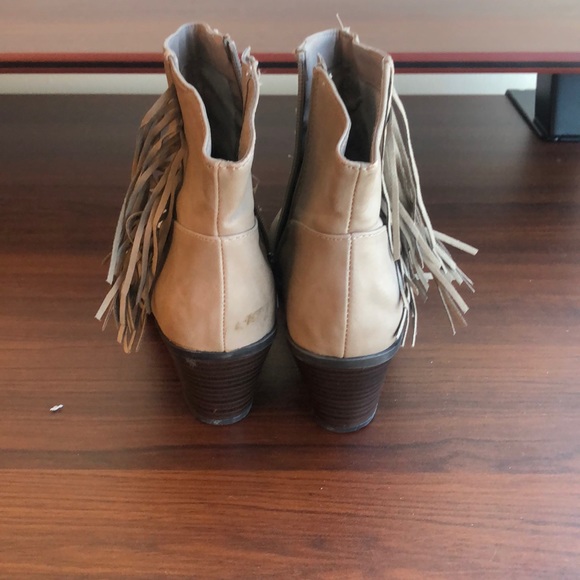 Boots - Picture 4 of 5